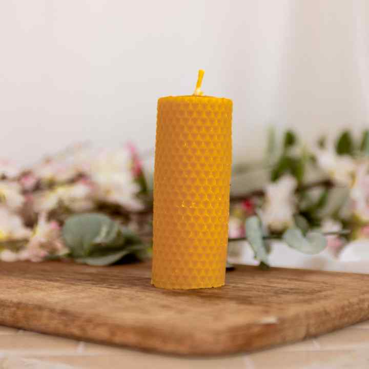 Bienenwachs Kerze mit Wabenmuster 11x4cm Brenndauer 20h – Detailansicht 3